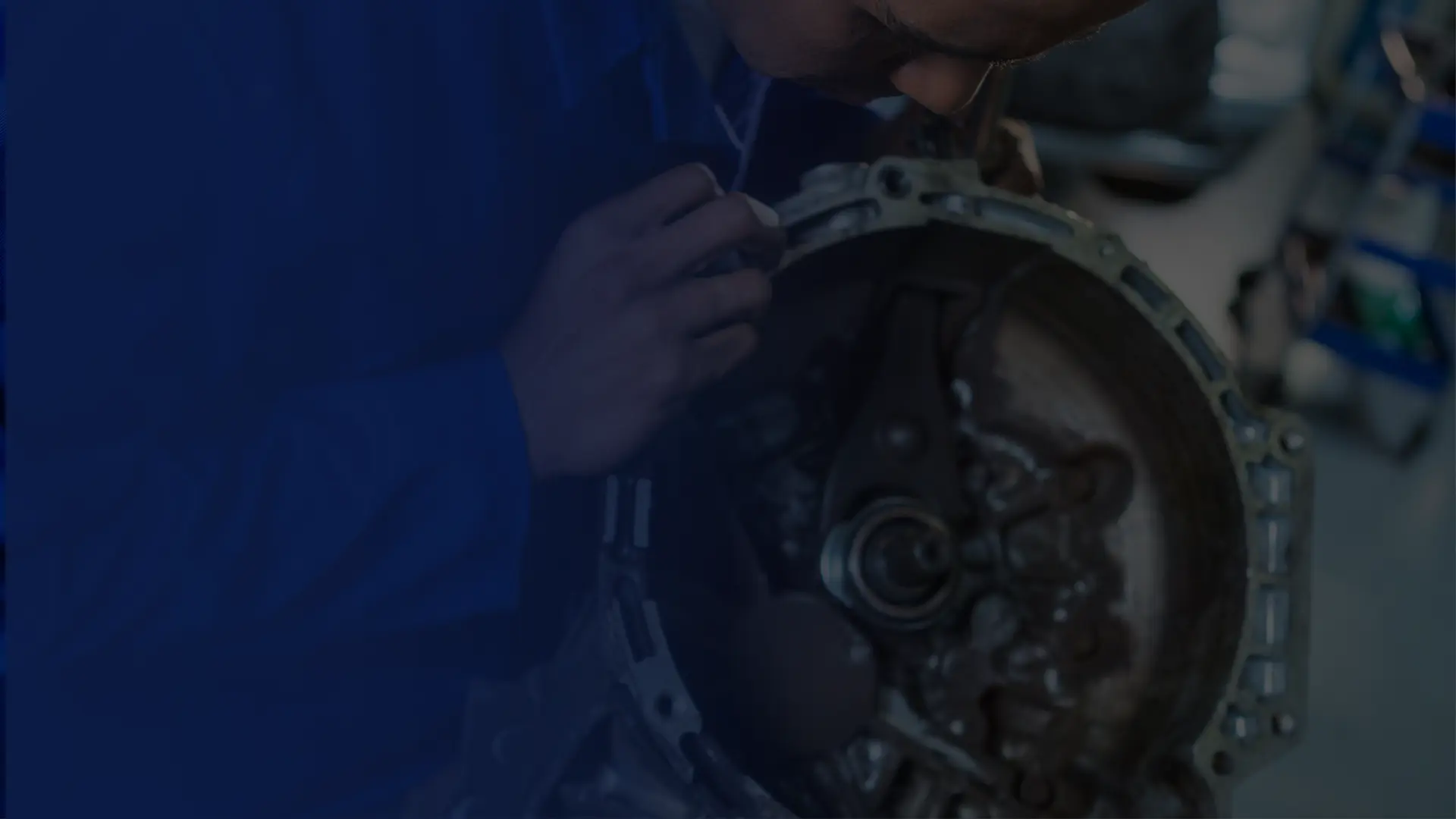 Vista interna de unidade fabril com equipamentos para produção de embreagens.