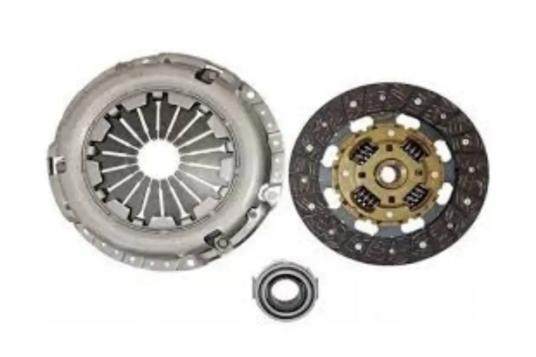 Kit de embreagem remanufaturada composto por platô, disco e rolamento de alta performance.